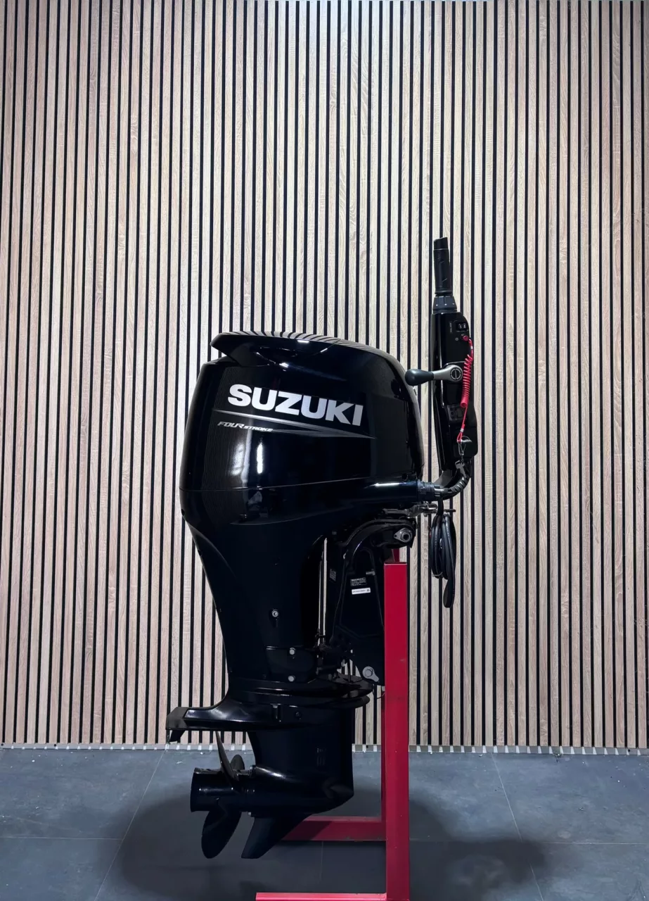Suzuki DF100 outboard engine